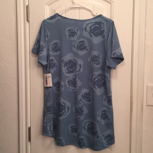 Blue/teal Rose print Lularoe Classic Tee - Picture 4 of 4